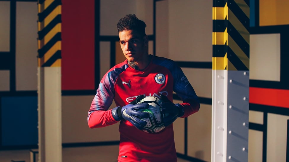 EDERSON : Colourful kit for a colourful character