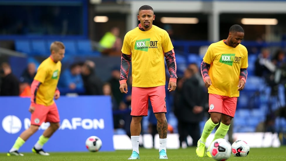 GABRIEL JESUS : Warms up with the Kick It Out t-shirt