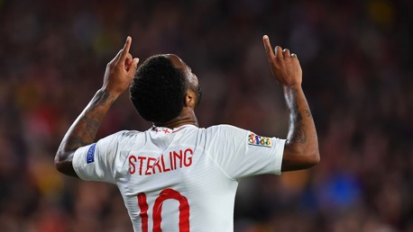 Sterling vise la cinquantaine avec les Three Lions