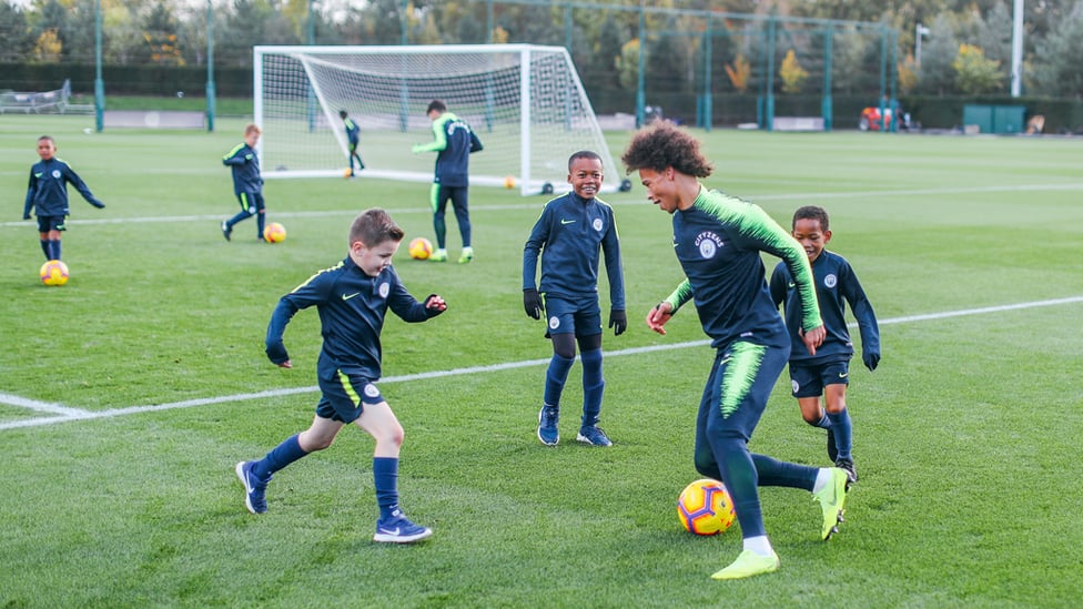 1v1 : One of our U8s takes on Leroy Sane.