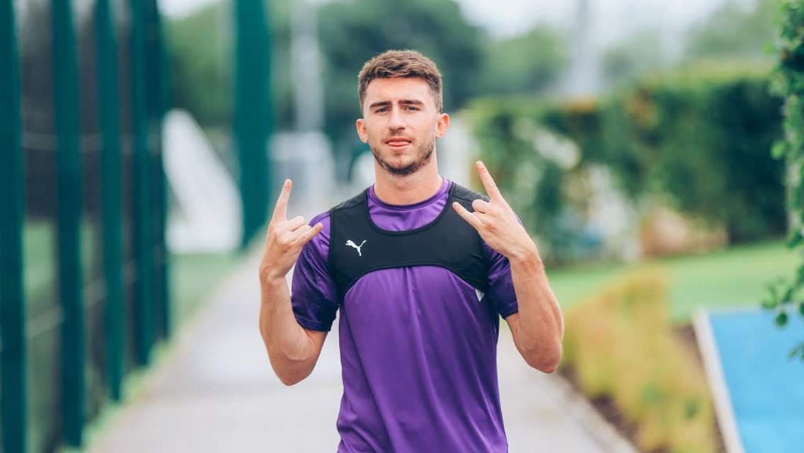 Thumbs up from our French defender