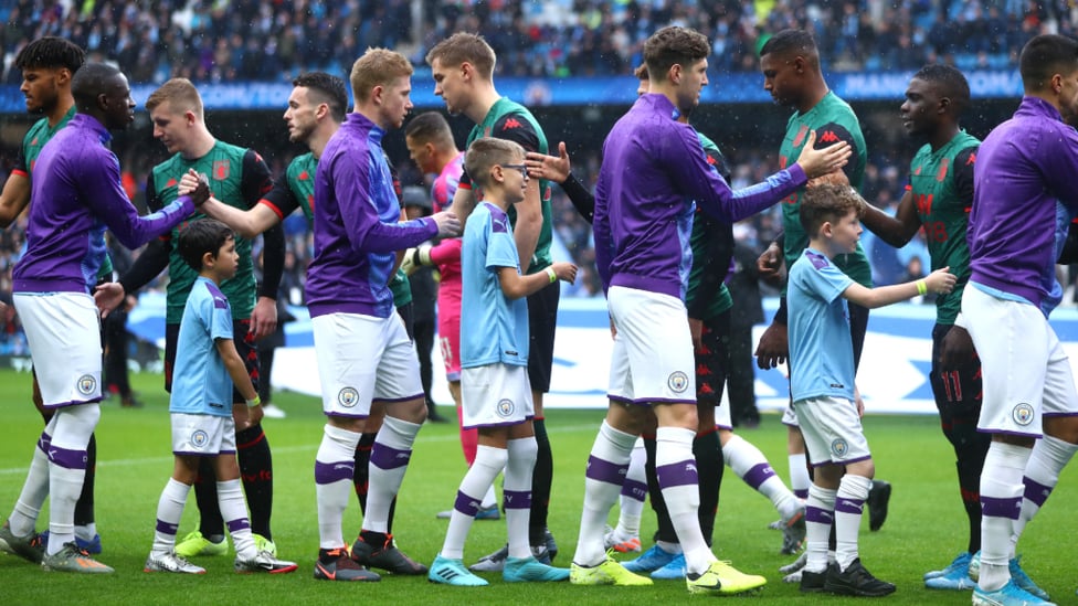 PLEASANTRIES : Pre-match handshakes