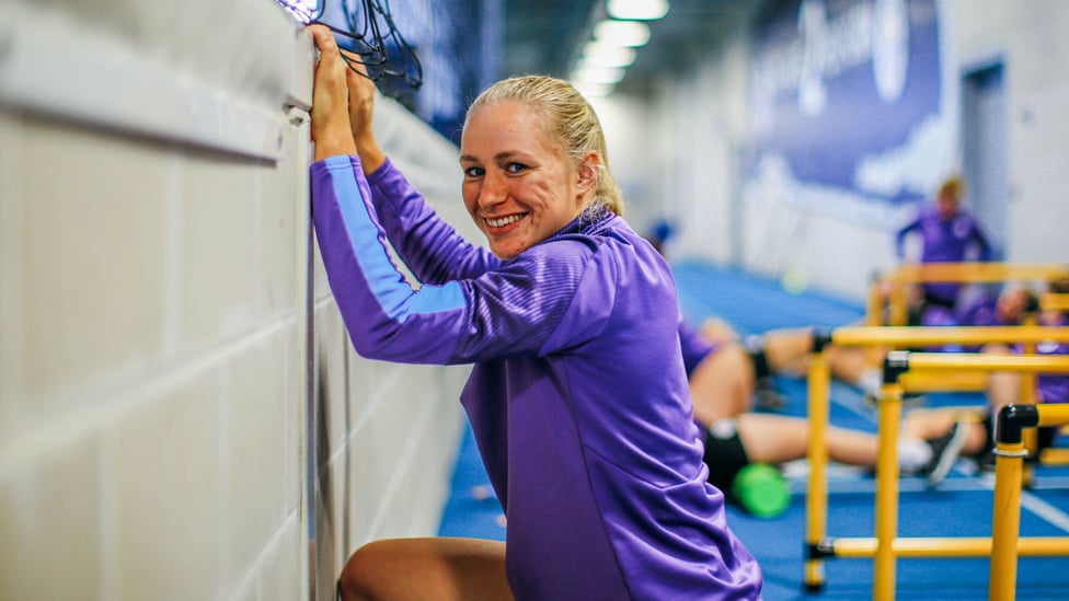 PAU-LEAN : Wall stretches for sharp-shooter Pauline Bremer