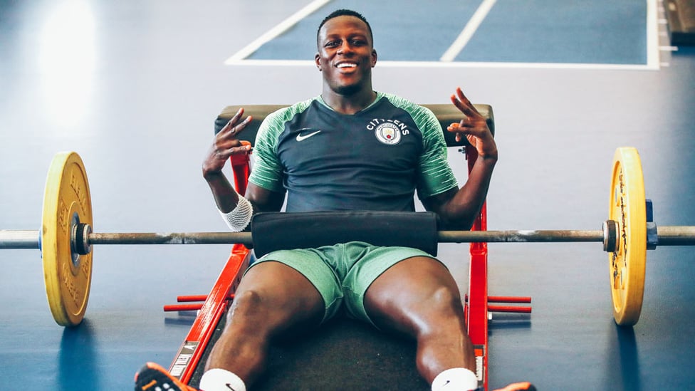 WEIGHT IN GOLD : Benjamin Mendy plays up to the camera... as usual!