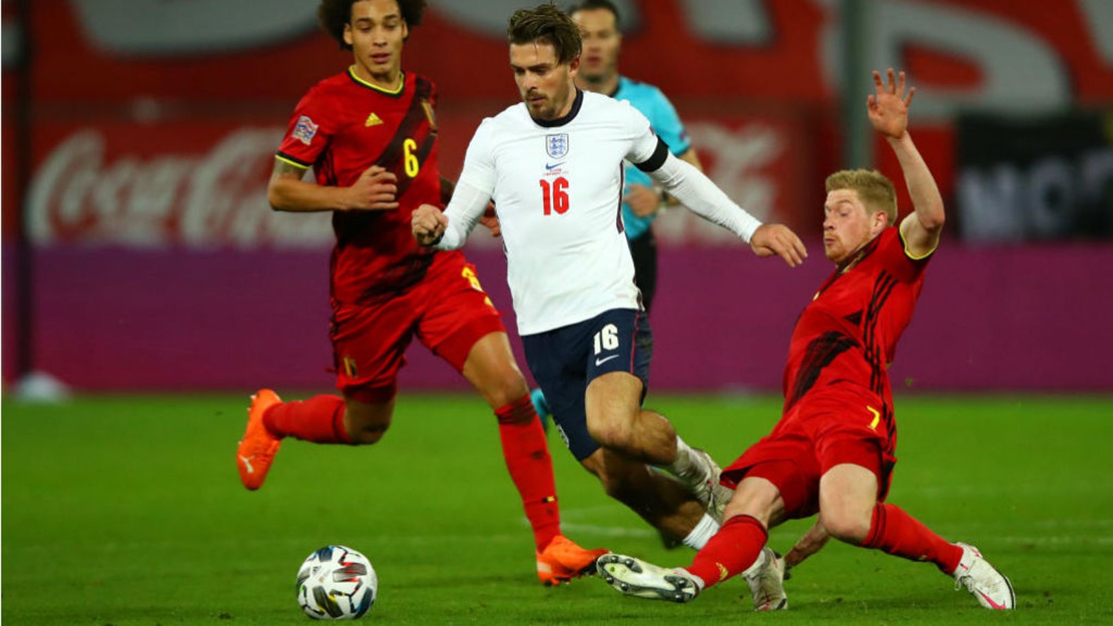 Bélgica supera a Inglaterra y se acerca a la fase final