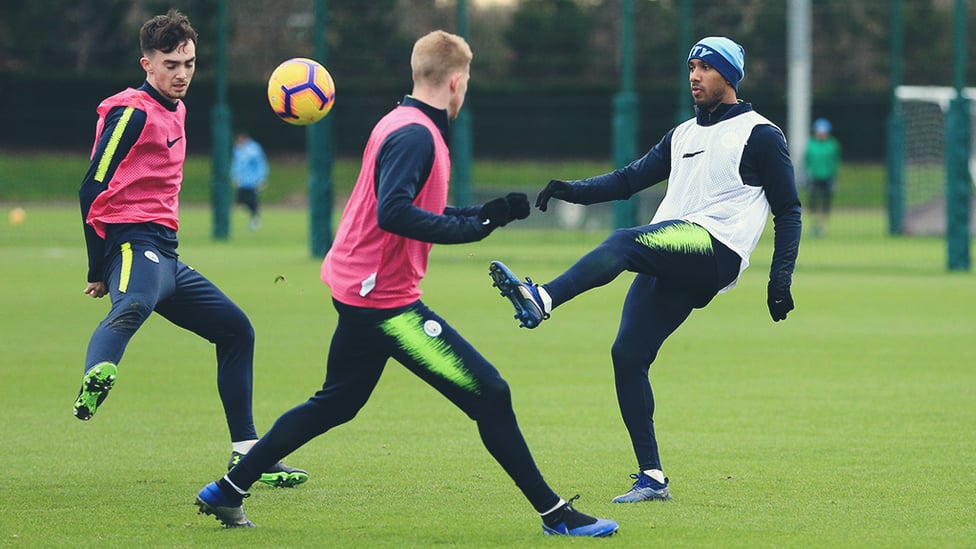 FAB PASS : Fabian Delph splits the pink bibs with a clever chip