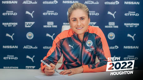 CAPTAIN FANTASTIC: Steph Houghton pens a new deal