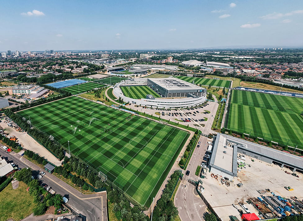 Um drone sobrevoa a City Football Academy