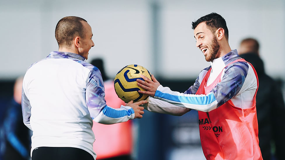 HERE YOU GO : Bernardo Silva quite literally hands possession to Angelino!