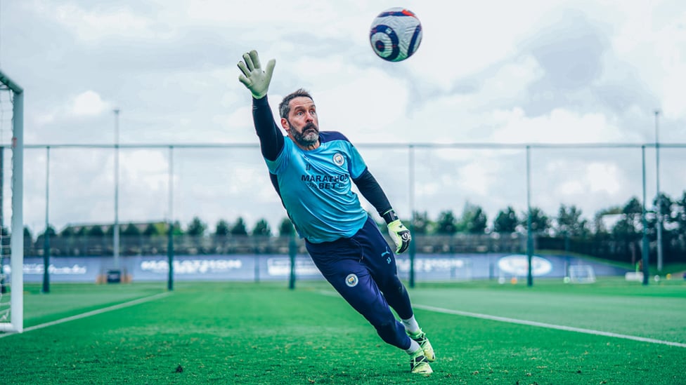 KING CARSON : An out-stretched Scott Carson looks to keep one out.