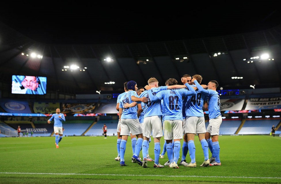  : Tim merayakan gol Delap