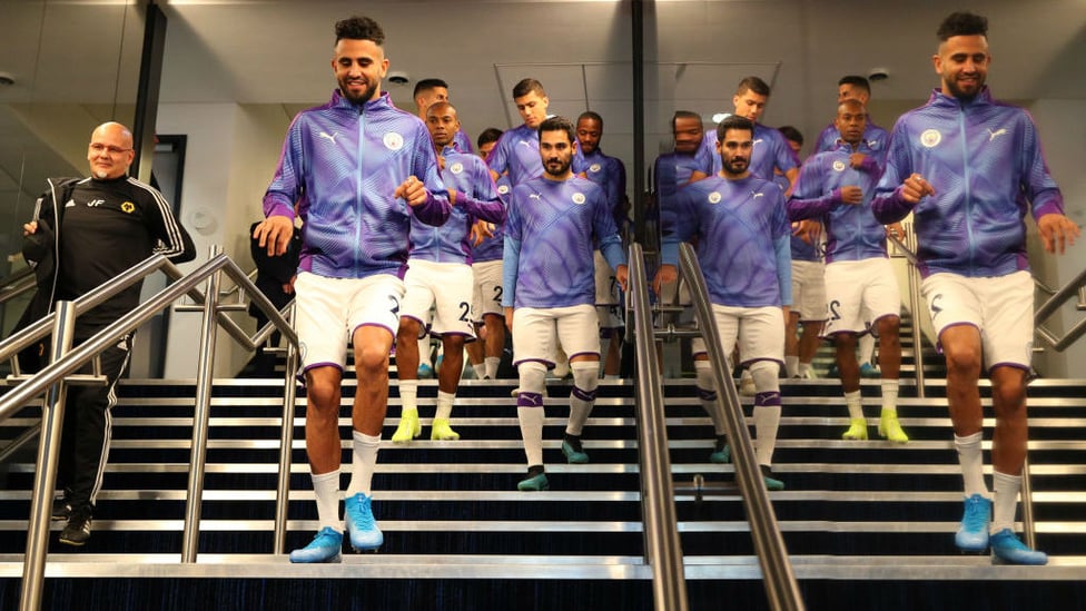 WARM UPS : Mahrez and co head out to warm up prior to kick off.