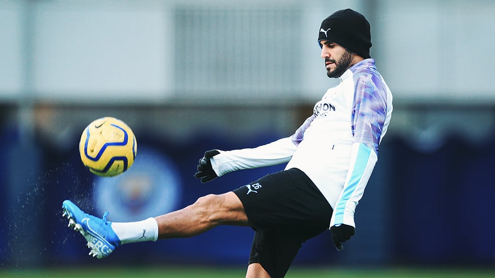 KEEPY-UPS : Some close control from Riyad