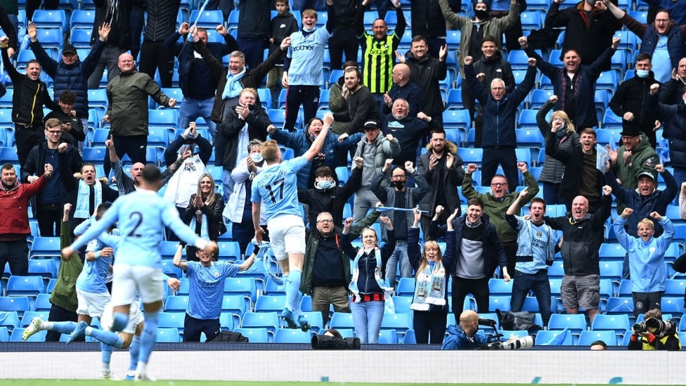 REUNITED : KDB celebrates with the City fans!