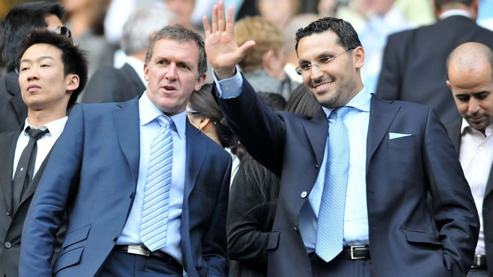 SEPTIEMBRE DE 2008 : El City supera al Portsmouth 6-0 en día en que Khaldoon Al Mubarak es presentado como presidente, dos días antes del anuncio oficial de la adquisición.