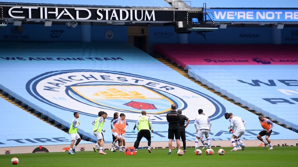 GROUP SESH : The starting team get loose together as final preparations get underway.