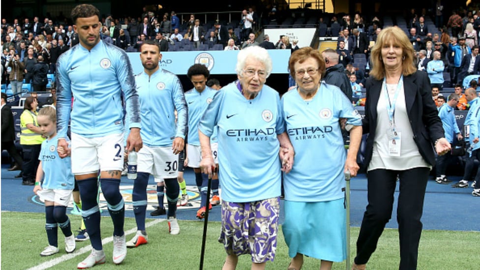 SPECIAL MASCOTS : 102-year-old Vera Cohen and 98-year-old Olga Halon lead out the team against Fulham