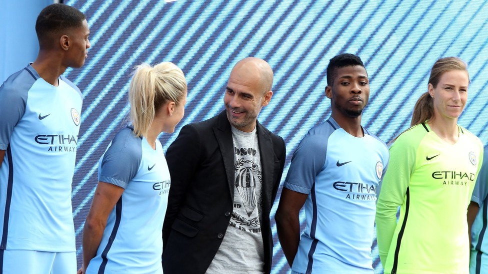 THE JOURNEY BEGINS : Guardiola conversa con la capitana del City Steph Houghton durante su presentación el 3 de julio del 2016.