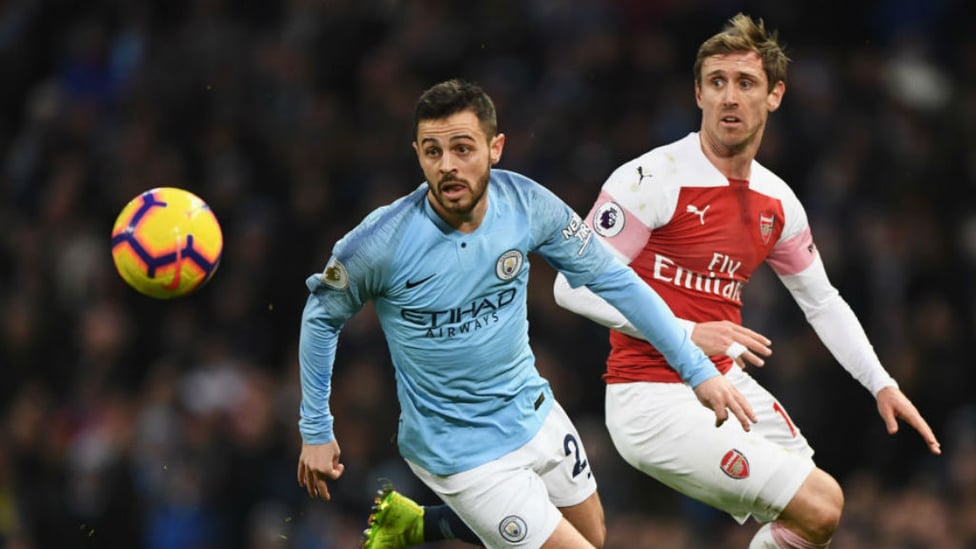 GREASE LIGHTNING : Bernardo zooms past Nacho Monreal.