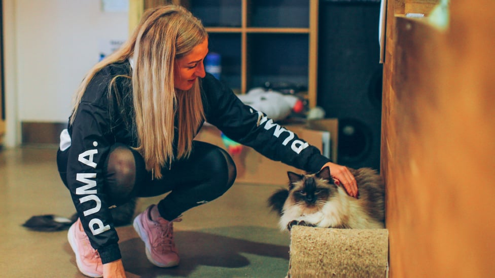 PUMA CAT : Laura Coombs makes a new friend