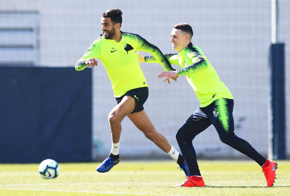 CATCH ME IF YOU CAN : Riyad Mahrez zooms past Phil Foden