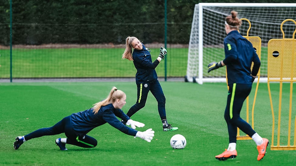 GK UNION : Shot-stoppers Fran Stenson, Ellie Roebuck and Karen Bardsley