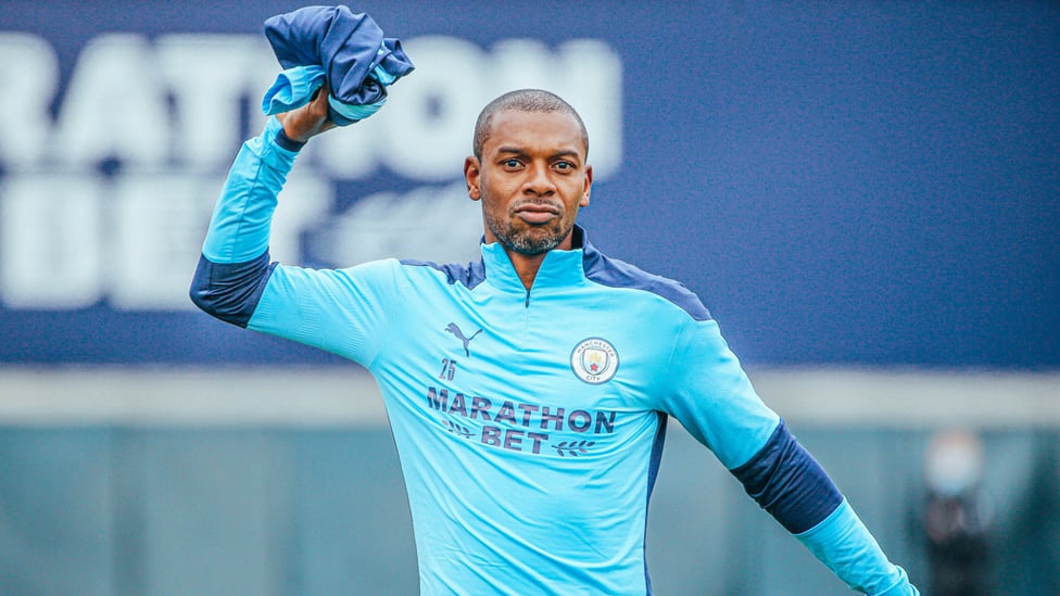 SPOTTED : Fernandinho takes aim!