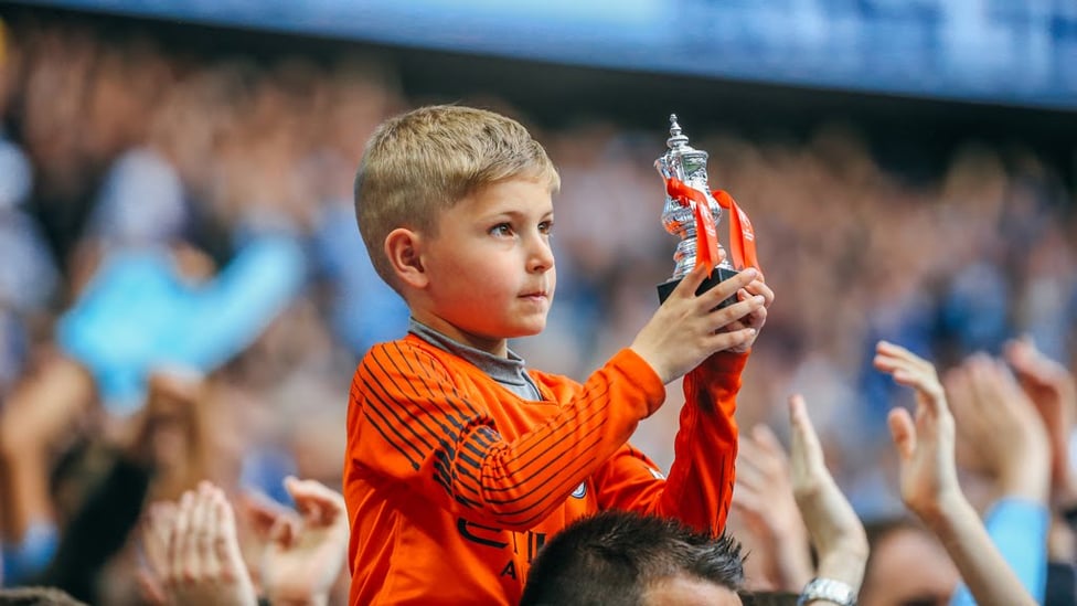 TROPHY LIFT : Little cup for a little Blues fan!