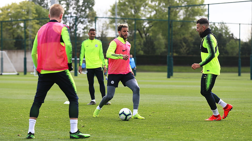 CLOSING IN : Oleks Zinchenko and Gabriel Jesus take on Kyle Walker