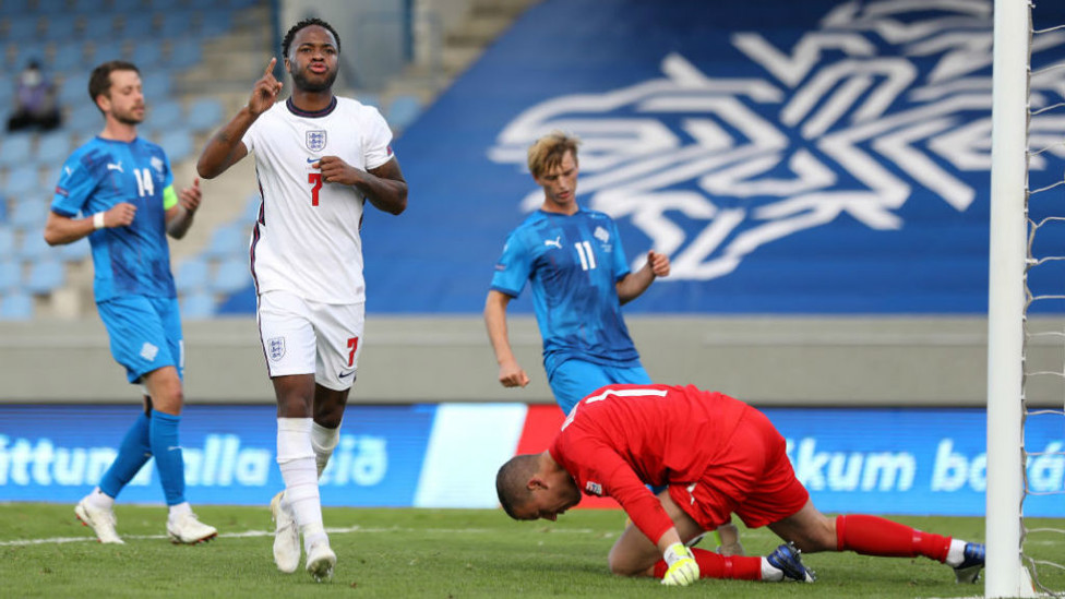 DECISIVO. : Sterling ganó el partido con un gol de penalti en el descuento.