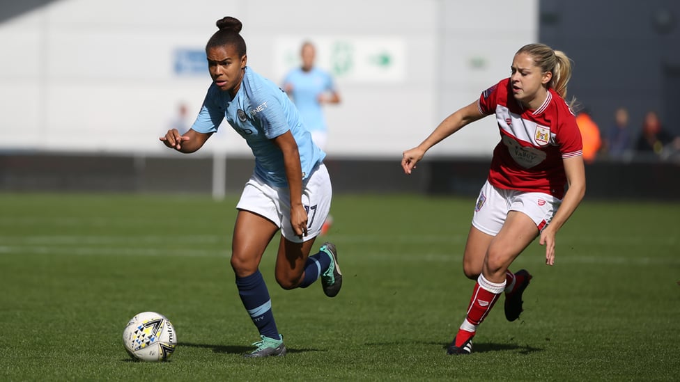 RACE : Nikita Parris sprints clear