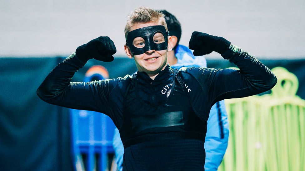 MASKED MAN : A nose injury won't stop Zinchenko!