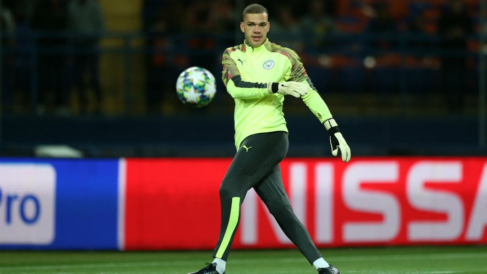 GLOVE STORY : Ederson goes through his warm-up paces