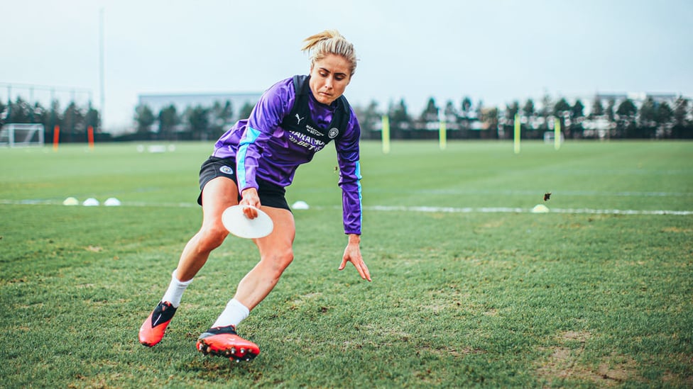 CONE DANCING : Steph Houghton