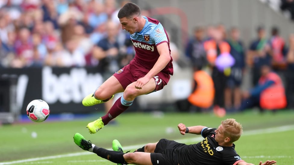 ROBUST : Aleks Zinchenko makes no mistake with a challenge on Declan Rice.