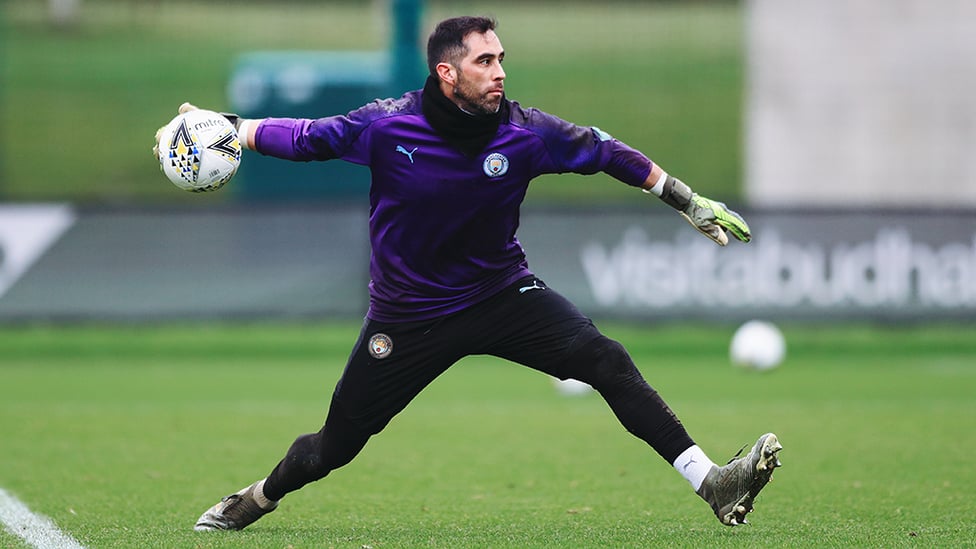 GLOVE STORY : Claudio Bravo gets into the swing of things