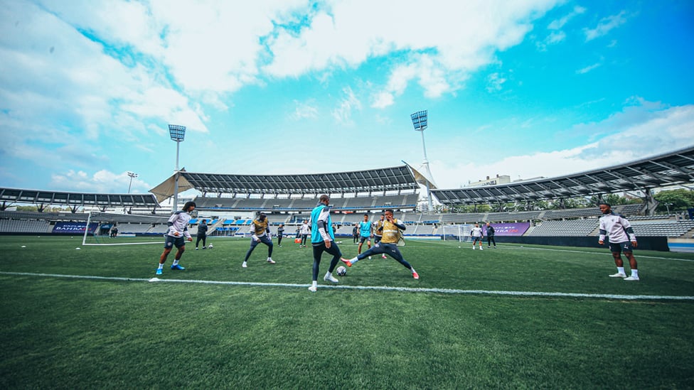 RONDO TIME : The lads do some ball work in Paris!