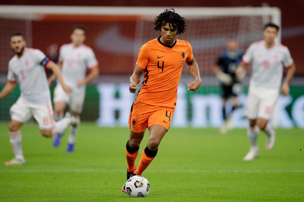NATHAN AKÉ : Lesionado en el duelo ante España.
