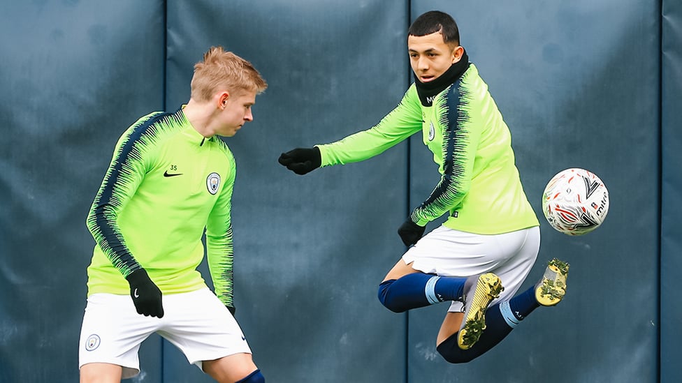 IT'S TRICKY : Ian Poveda shows Oleks Zinchenko a few tricks of the trade