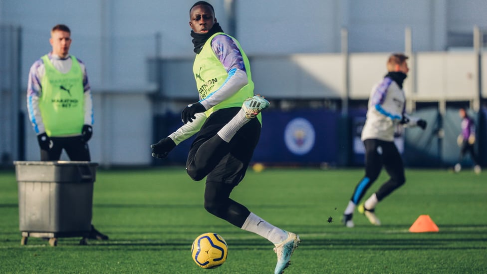 SILKY MENDY : The left-back controls the ball in spectacular fashion.