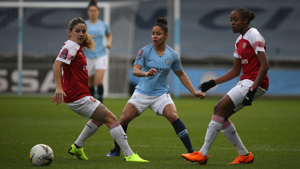Demi Stokes presiona a dos jugadoras del Arsenal.