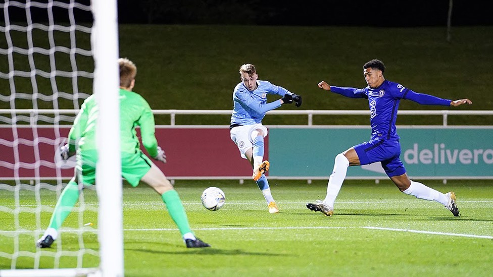 CEMERLANG DI FINAL: Cole Palmer menendang bola ke gawang Chelsea
