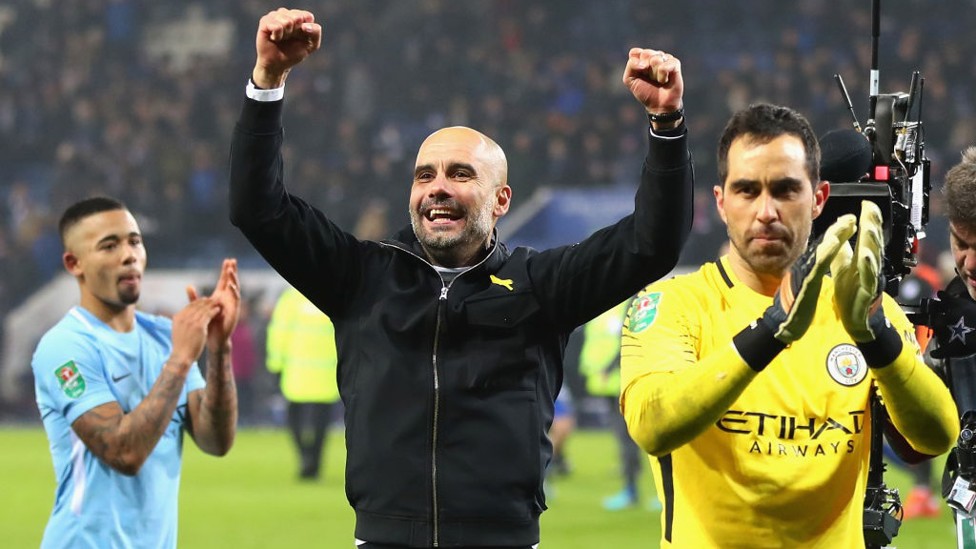 Héroes : Claudio Bravo celebra junto a Guardiola el pase a semifinales.