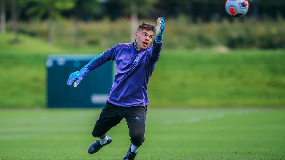 ELASTIC EDERSON : Our Brazilian goalkeeper at full stretch in training