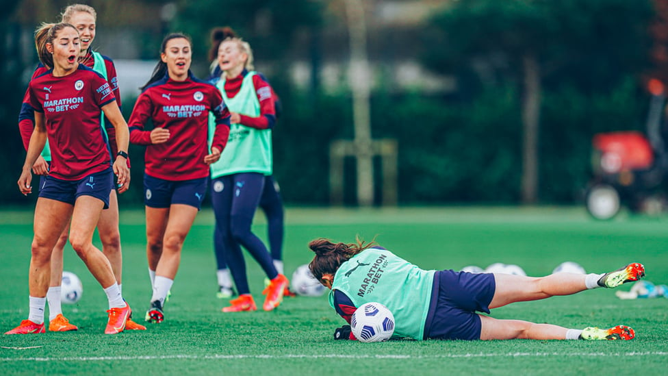 WEIR ROLLNG : Caroline Weir takes a tumble in the pre-match session!