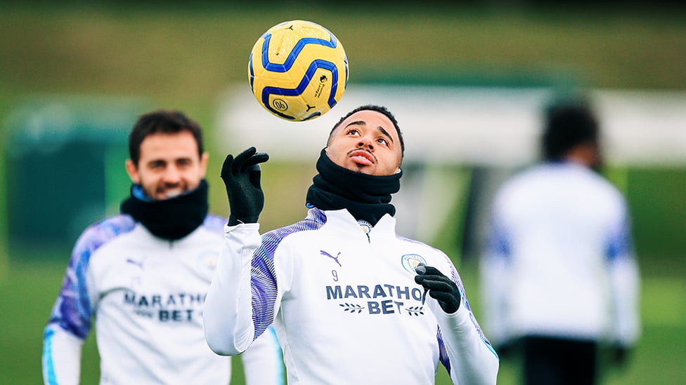 SAMBA : Off the shoulder from Gabriel Jesus.