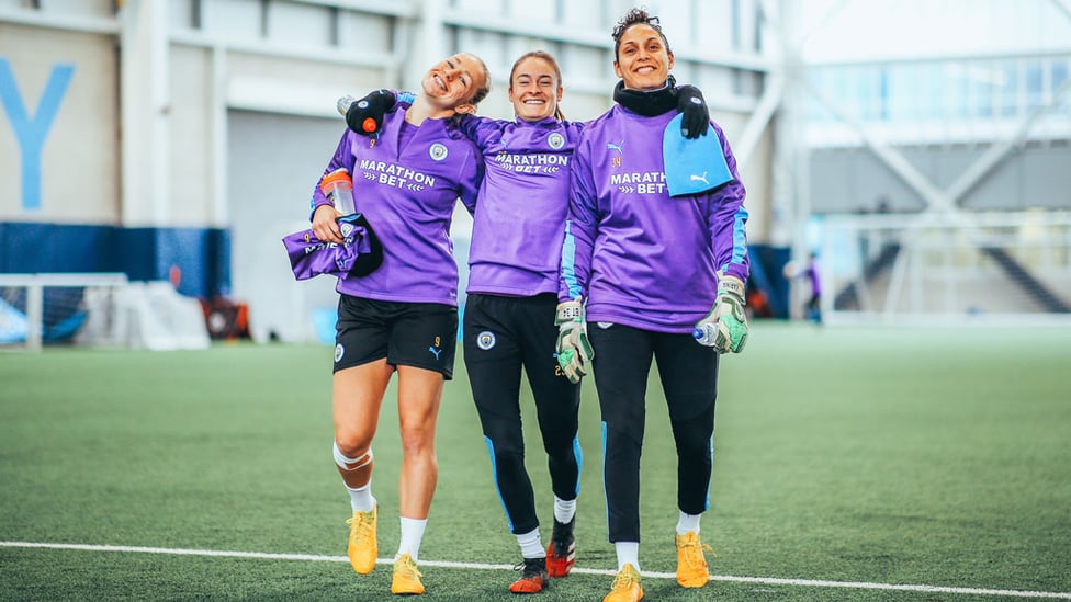 THREE AMIGOS : Pauline Bremer, Tessa Wullaert and Karima Benameur savour the indoor warmth before training!