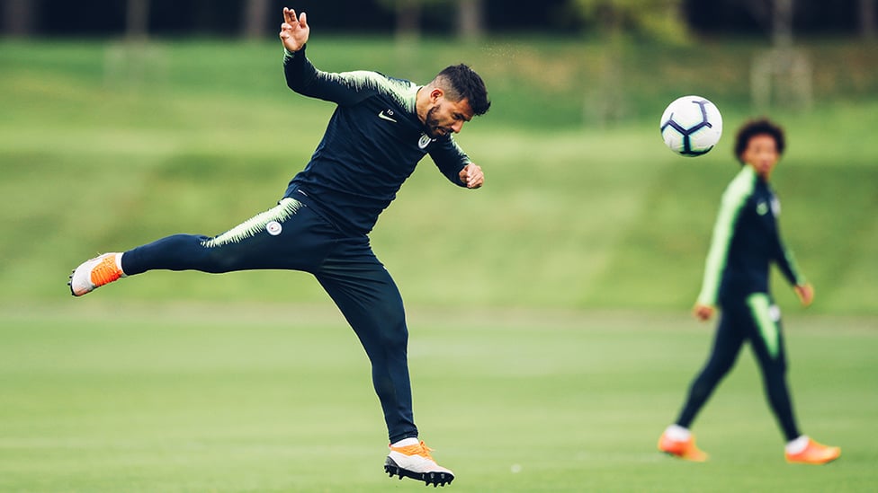 HEADS UP : Aguero shows off his aerial ability