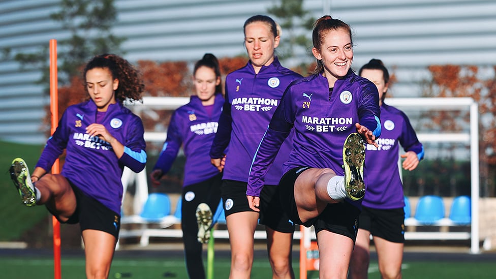 WARM UP : The team prepare for the session