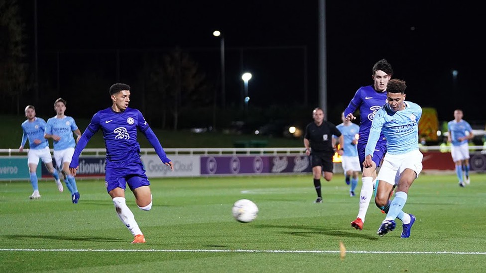 NYARIS: Morgan Rogers berusaha mencetak gol untuk City